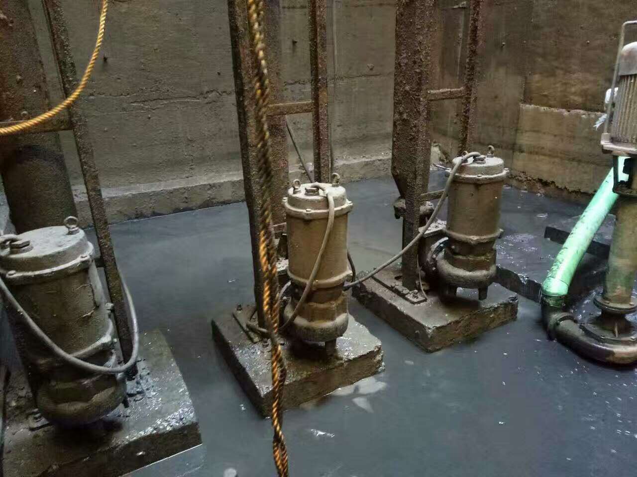 左贡污水池清理