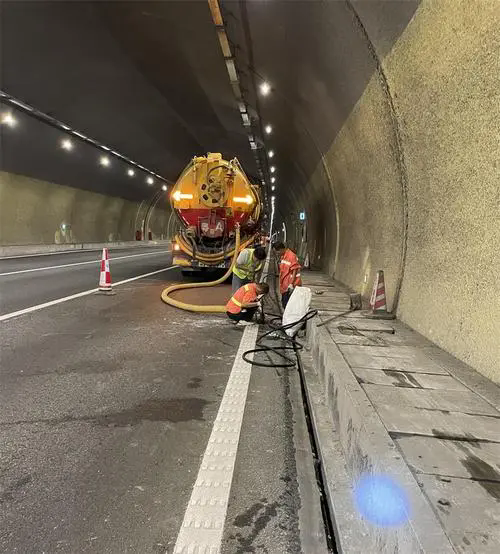 左贡隧道排水渠清淤